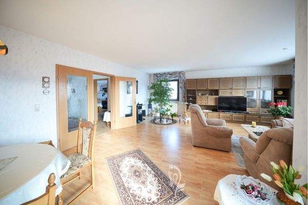 Wohnzimmer mit Zugang zum Balkon