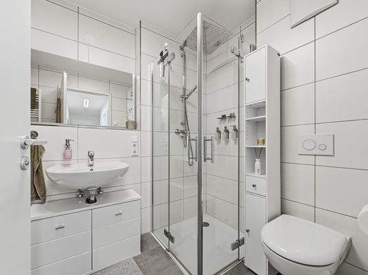 Badezimmer mit Dusche und Badewanne