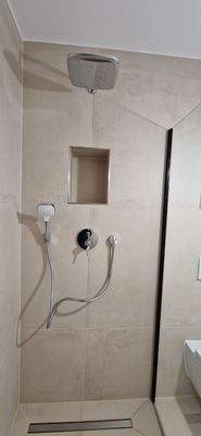 Dusche mit Ablagen