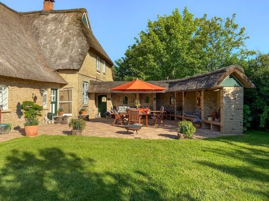 Terrassenansicht im Sommer