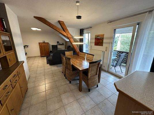 Essbereich mit Blick ins Wohnzimmer