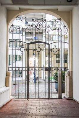 Stilgerechtes Eingangstor