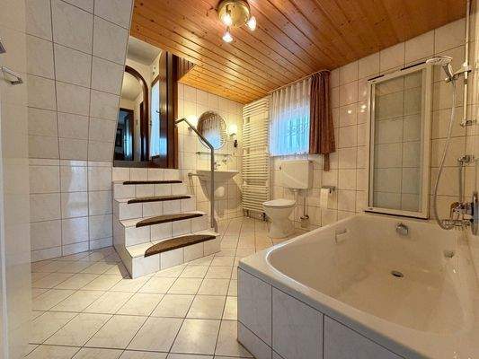 EG: Modernisiertes Badezimmer