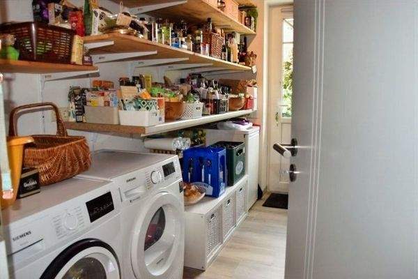 Hauswirtschaftsraum mit Ausgang