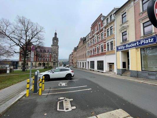 Öffentliche Parkplätze vor der Tür