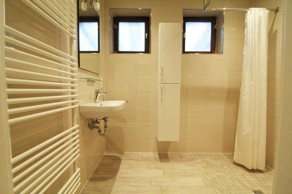 Badezimmer mit ebenerdiger Dusche