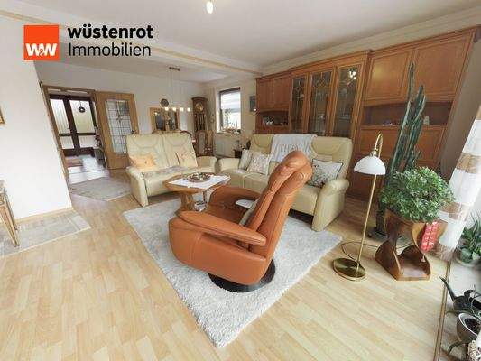 Wohnzimmer mit_Zugang zur Terrasse