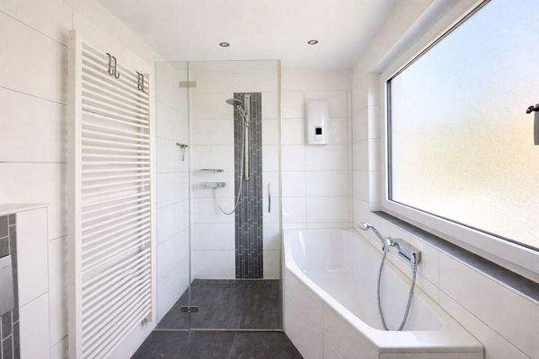 *Wannenbad mit Dusche