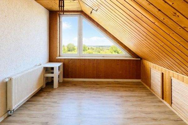 Spitzboden mit Blick auf das Grundstück