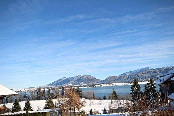 See, Berge, Schnee – ein Anblick, der atmen lässt.