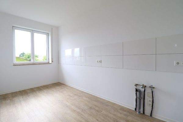 Küche mit Fliesenspiegel und WM-Anschluss