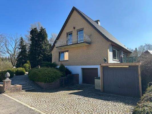 Wohnhaus mit Stellplätzen und Zuwegung