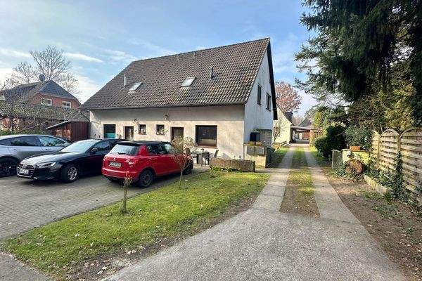 Flur 1: Vorderansicht DHH und Zufahrt EFH