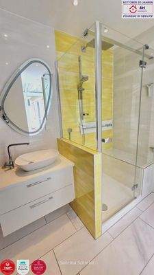 Kleines Bad mit Dusche EG