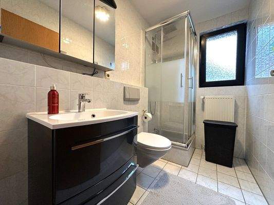 Duschbad mit Fenster, ...