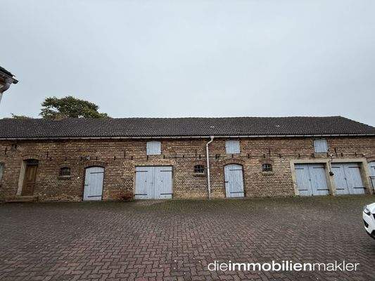 großes Nebengebäude