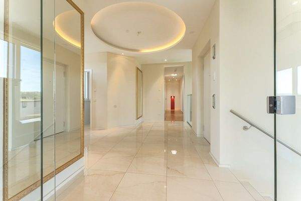 Entrée mit direktem Zugang zum Fahrstuhl