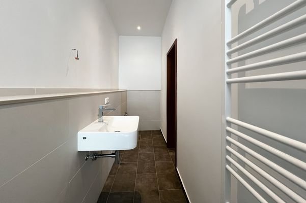 Schmales aber hochmodernes Badezimmer