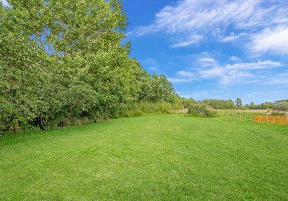 weitläufiger Garten