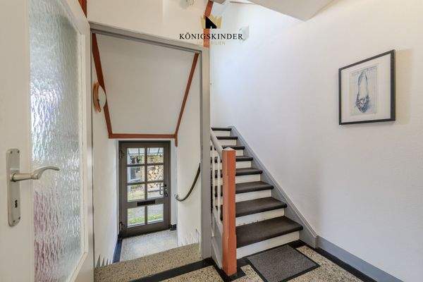 Großzügiger heller Auf,- und Abgang