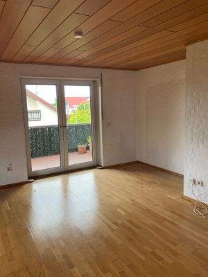 Wohnzimmer mit Zugang zum Balkon