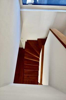 DE | Neuwertige 4-Zimmer-Maisonette in Rabland! 165 m² Garten, 2 Terrassen, Balkon, vollmöbliert, 3 Parkplätze – jetzt besichtigen! IT | Duplex 4 locali come nuovo a Rablà! Giardino 165 m², 2 terrazze, balcone, arredato, 3 posti auto – visita ora! EN | Li