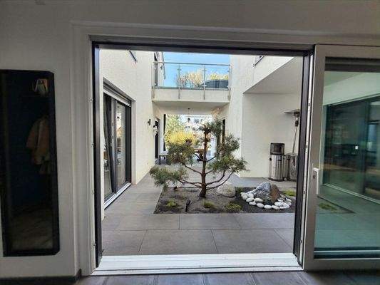 Blick von der Küche zum Atrium