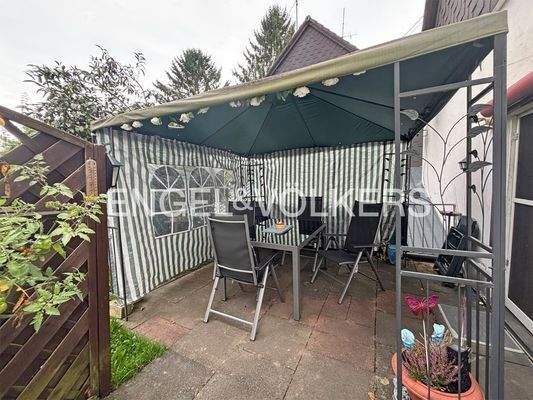 EG: Terrasse mit Pavillon und angrenzendem Garten

