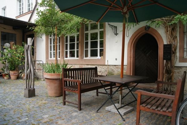 04_Hof Sitzplatz.JPG