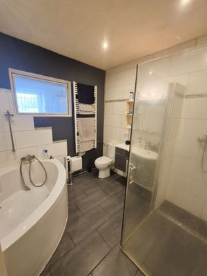 Badezimmer mit Dusche und Wanne