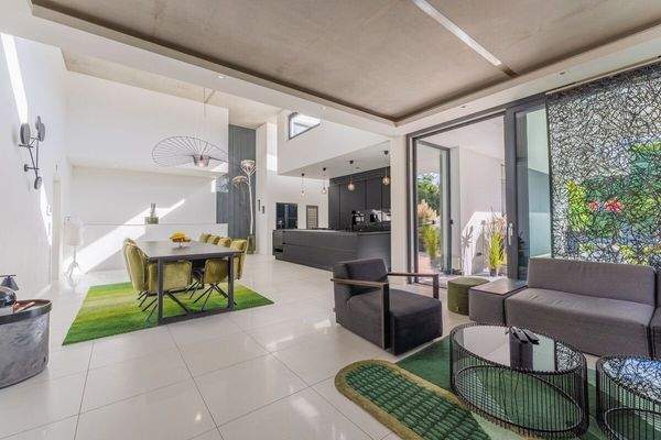 Blick vom Wohnbereich zur Küche