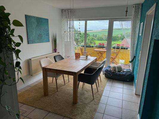 Essbereich mit Blick zum Balkon