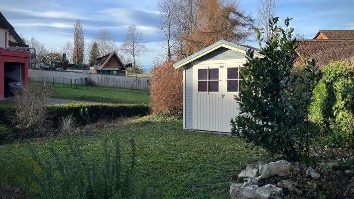 Das Gartenhäuschen schafft sicheren Stauraum für Geräte oder Fahrräder