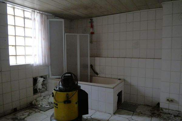 Tageslichtbad mit Wanne und WC EG