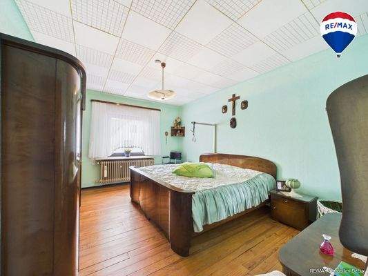 RE/MAX Immobilien DeLux Zweifamilienhaus Lebach - Steinbach  Schlafzimmer