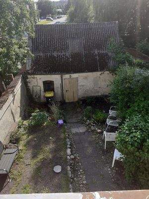 Blick in den Garten mit Hütte