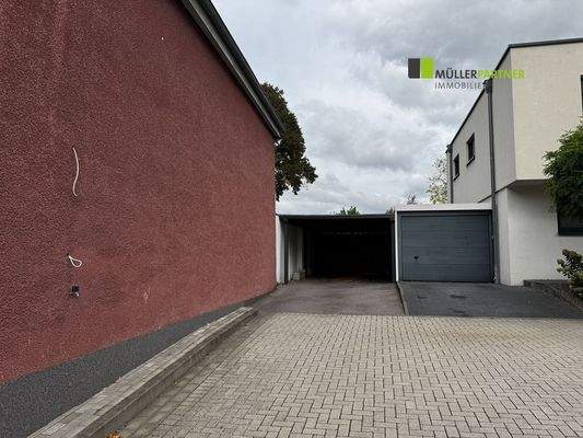 Rückseite mit Carport