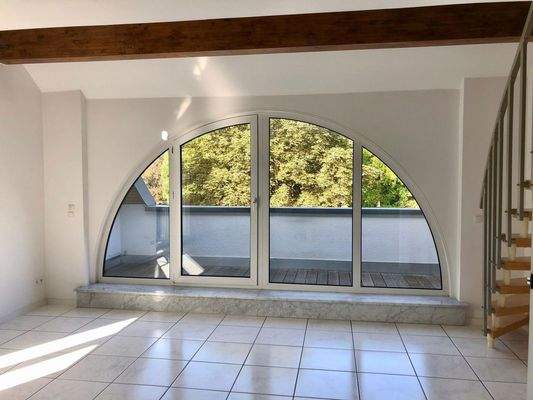 Wohnzimmer mit Balkon