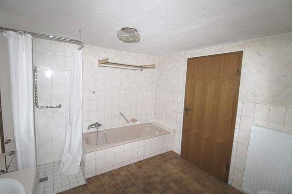 mit ebenerdiger Dusche und Badewanne