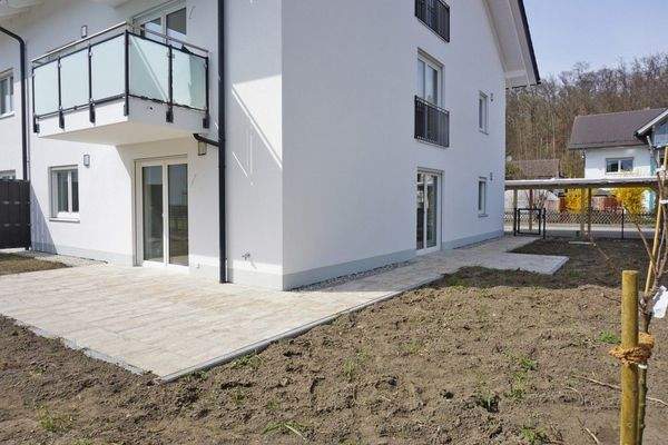 Blick vom Garten auf eine EG-Wohnung