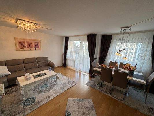 großzügiges Wohnzimmer