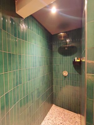 saniertes Badezimmer mit Regendusche