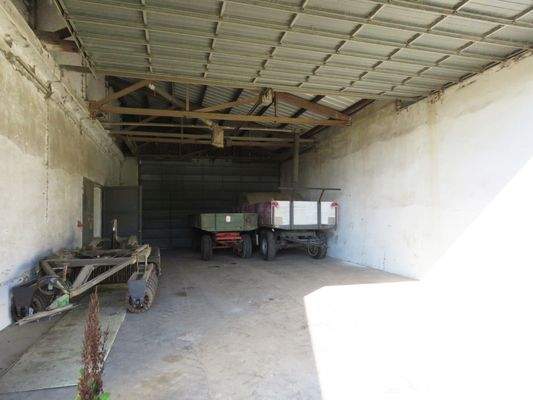 2 große Tore im Lagergebäude 