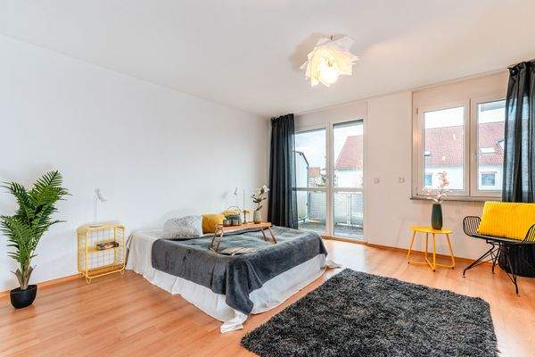 großes Schlafzimmer mit Balkon