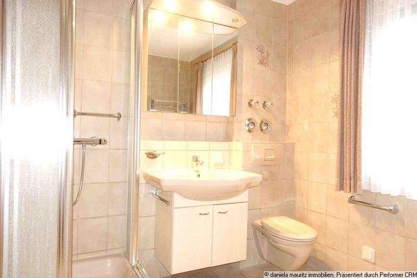 und separater Dusche