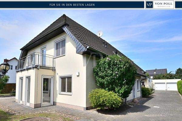 Hausansicht mit Einfahrt zur Doppelgarage