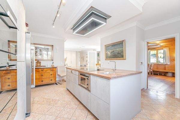 Kochinsel mit Blick zur Stube