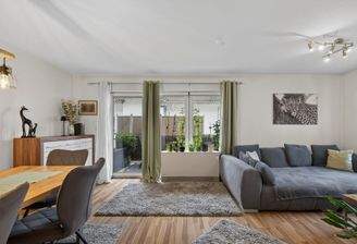 Wohnzimmer mit Balkon