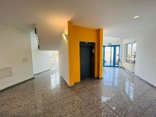 EG Aufzug und Eingang