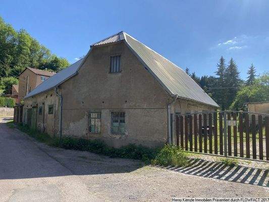 Nebengebäude mit Garagen